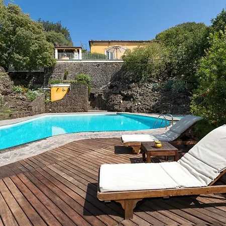 Villa Sleeps 6 With Pool