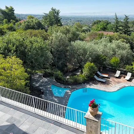 Villa Sleeps 6 With Pool
